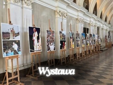 Sala Rycerska: Wystawa fotografii z pielgrzymek Jana Pawła II na Jasną Górę