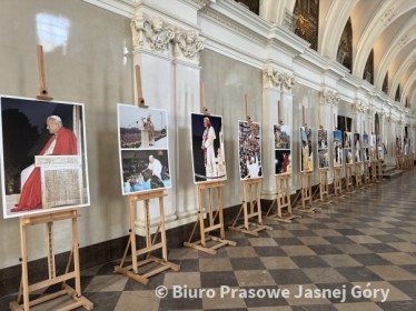                  AUSSTELLUNG   ÜBER   DEN  PAPST  JOHANNES  PAUL II. 